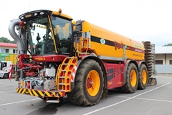 Třínápravový samojízdný aplikátor Vredo VT7028-3 s nádrží o objemu 32 m3 je vybaven motorem o výkonu až 700 koní, osvědčenou plynulou převodovkou, čerpadlem Vogelsang o výkonu 12 000 l/min a pneumatikami Mitas SFT 900/60 R 42 CHO pro cyklické střídání zatížení jas2-1024x683.jpg