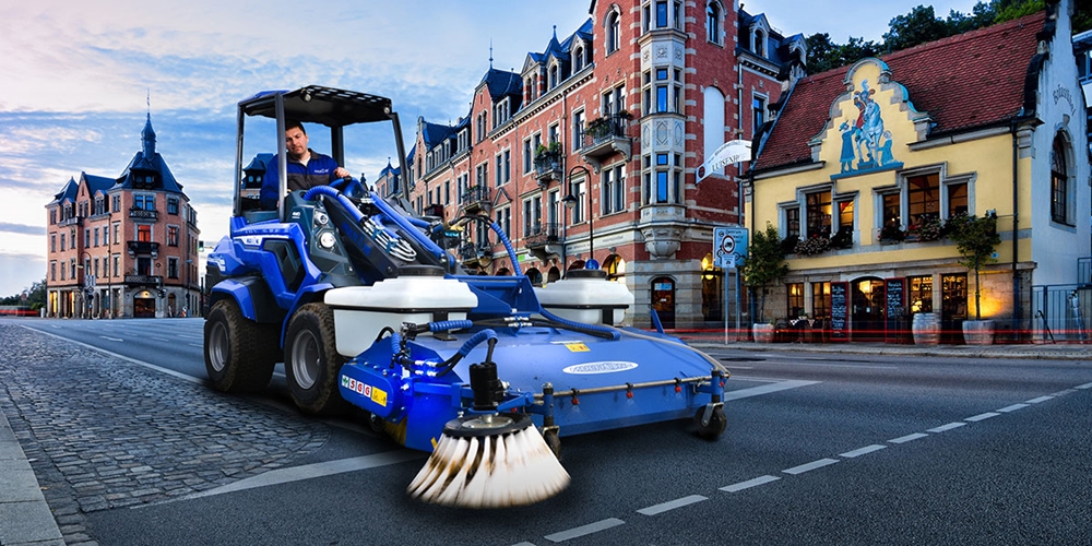 MultiOne-mini-loader-7-series-with-sweeper-kopie