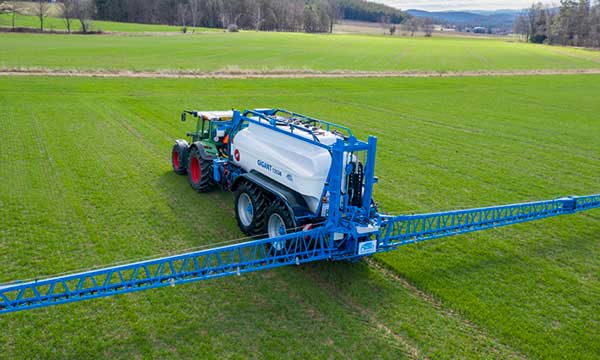 Agrio_Gigant_tazeny_postrikovac_pri_postriku