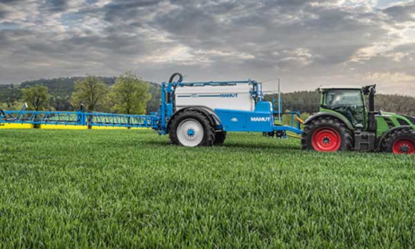 Agrio_Mamut_navesny_postrikovac_pri_postriku_v_poli