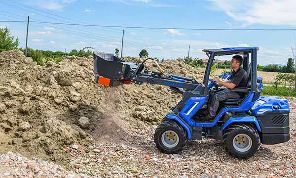 MultiOne-8-4-multifunkcni-kloubovy-teleskopicky-nakladac_a-ridici-lopata