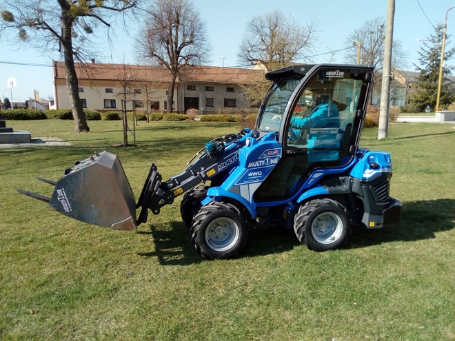 MultiOne-5-3-multifunkcni-kloubovy-teleskopicky-nakladac_multifunkcni-joystick