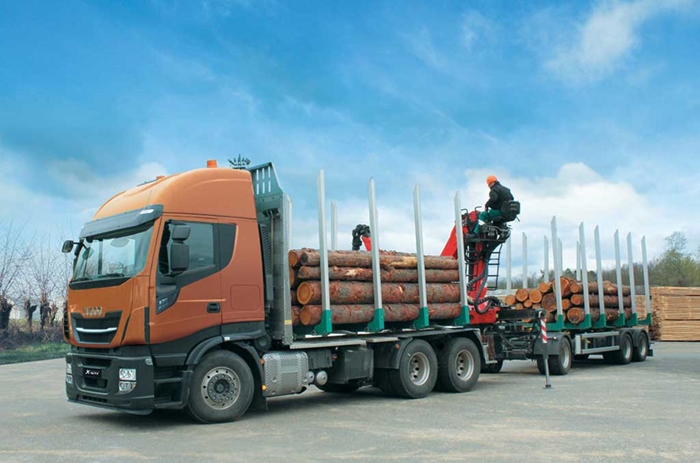 Iveco-Strais_X_WAY_odvozni_souprava_na_drevo.jpg