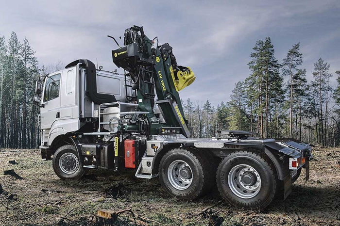 TATRA_PHOENIX_Euro6_6x6_tahac_lesnickych_navesu_s_HNJ_za_kabinou.jpg