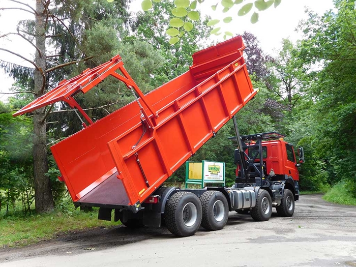 TATRA_PHOENIX_8x8_Euro5_traktor_velkoobjemova_sklapeci_nastavba_UMIKOV.jpg