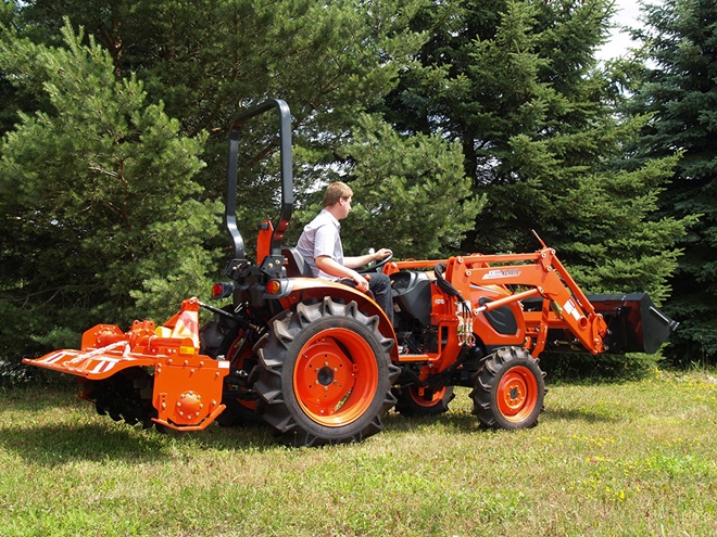 Traktor-Kioti-CK4030-s-celnim-nakladacem-s-rotavatorem.jpg