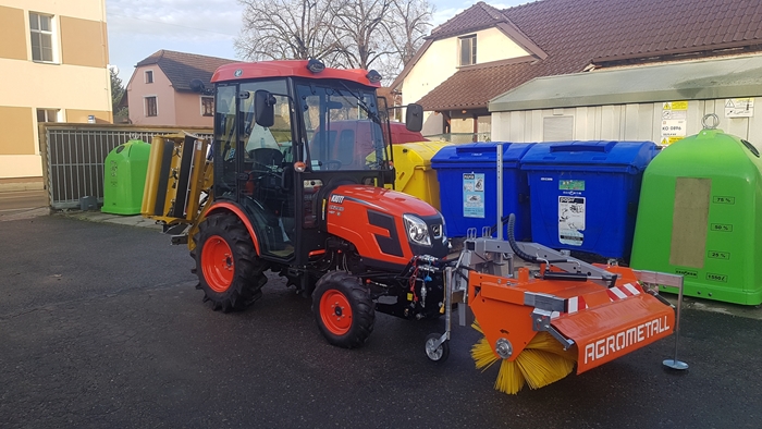 Traktor-Kioti-CK2810-Predani-traktoru-Velky-Osek4.jpg