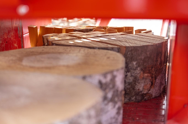 x-firewood-factory-logs-moving-into-vertical-log-splitter-x90-001.jpeg