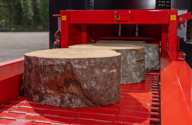 x-firewood-factory-logs-moving-into-vertical-log-splitter-x90-002.jpeg