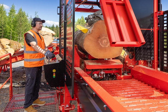 x-firewood-factory-operator-cutting-log-s90-saw_-machine-001.jpeg