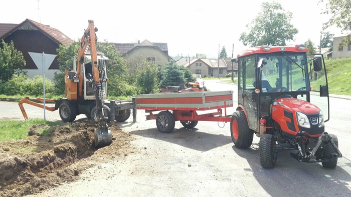 Traktor-Kioti-CK3310-HST-Obec-Mala-Losenice-s-vozikem.jpg