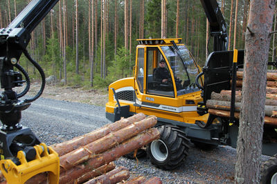 http://www.sampo-rosenlew.fi/upload/tuotteet/metsakoneet/pressikuvat2014/fr28/img_5899_400x267.jpg