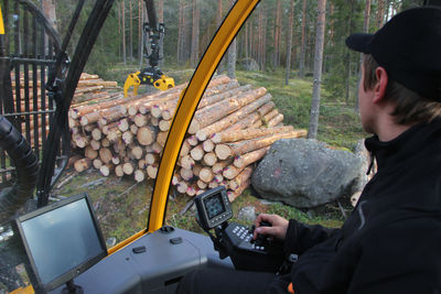 http://www.sampo-rosenlew.fi/upload/tuotteet/metsakoneet/pressikuvat2014/fr28/img_6043_400x267.jpg