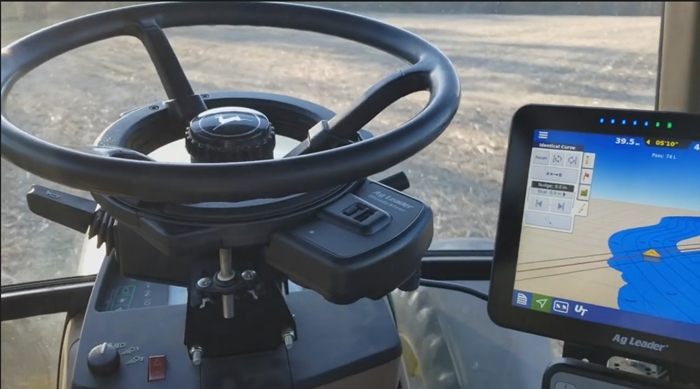 Instalace-systemu-SteadySteer-na-volant-stroje.jpg