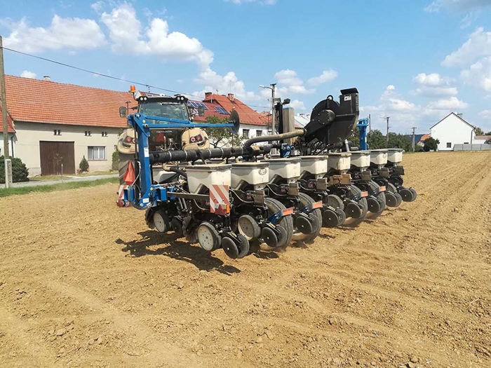 Seci-stroj-Kinze-s-pokrocilou-elektronikou-AgLeader.jpg