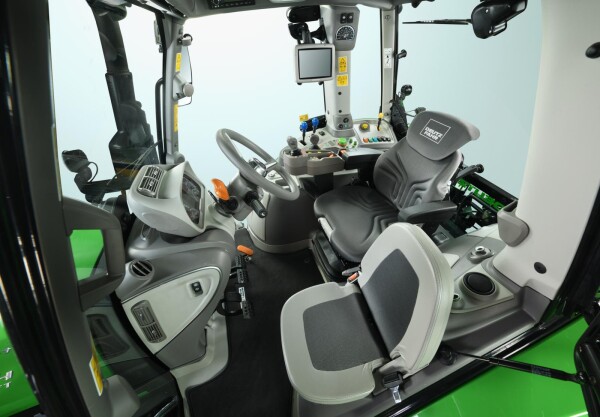 Traktor_Deutz_Fahr_6-4-(2).jpg