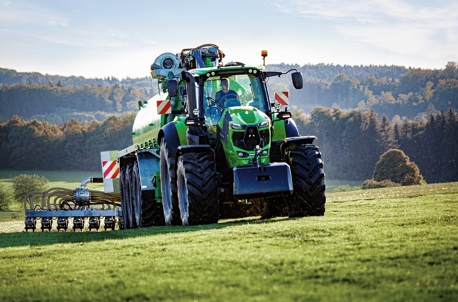 deutz-fahr-rada-8-traktor-garnea-aplikace-hnojiva.jpg