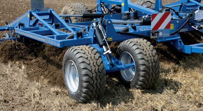 Komfortni-plynule-hydraulicke-ovladani-nastaveni-hloubky-za-jizdy-se-automaticky-prenasi-na-zadni-(1)