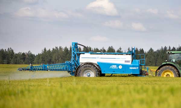 Agrio_Mamut_XL_navesny_postrikovac_pri_postriku_na_poli