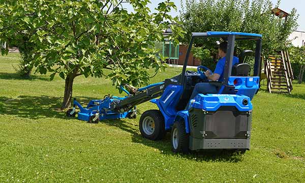 MultiOne-6-3-multifunkcni-kloubovy-teleskopicky-nakladac_a-sekacka-na-travu_(1)-(1)